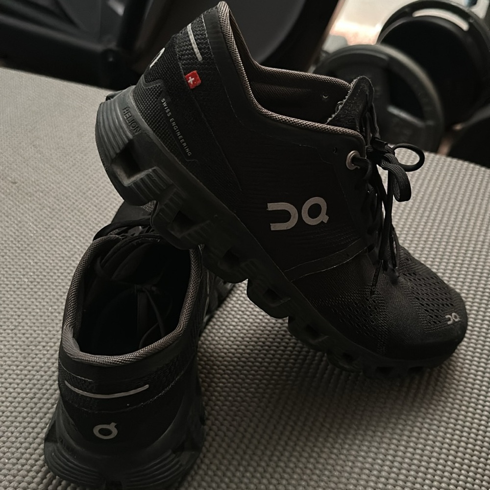 ON CLOUD SIZE 6 women